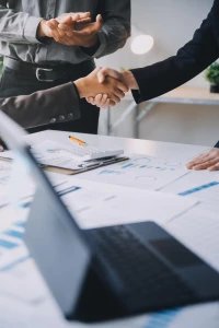 3 powody, czemu katering dietetyczny przyspiesza wyniki: od mikro-norm do kontroli kalorii. Jak wybierać jadłospis i uniknąć pułapek „fit” marketingu.